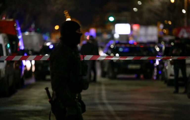 «Γάζωσαν» επιχείρηση στο Ηράκλειο - Πυροβολισμοί μέσα από αυτοκίνητο και βίντεο από κάμερες ασφαλείας
