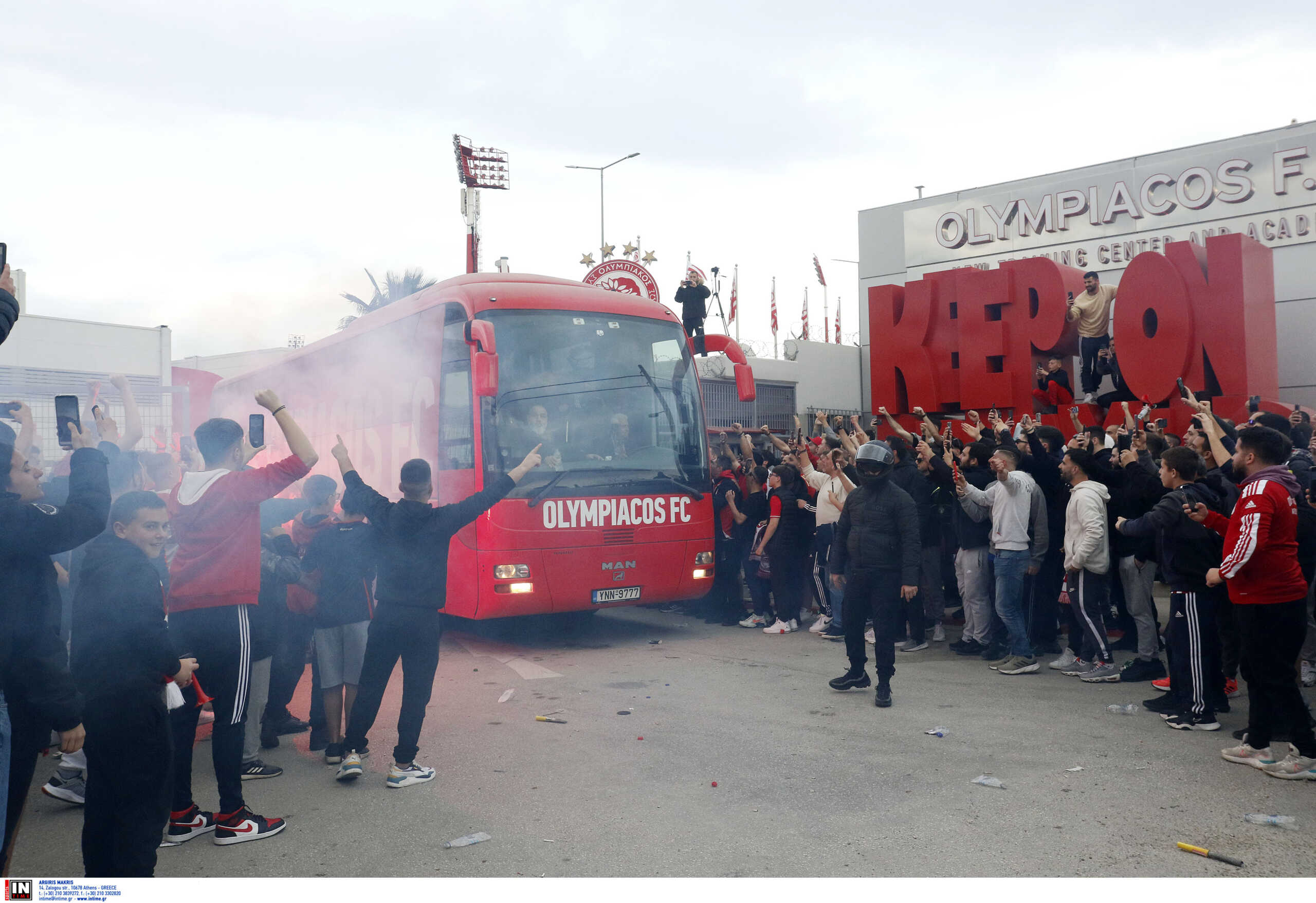 Παναθηναϊκός – Ολυμπιακός: Αποθέωση στο Ρέντη και συνοδεία της αποστολής με πομπή από μηχανάκια