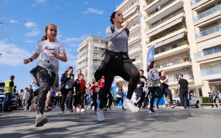 Εικόνες από το «Olympic Day Run Greece» στη Θεσσαλονίκη με τη συμμετοχή του κόσμου στα ύψη