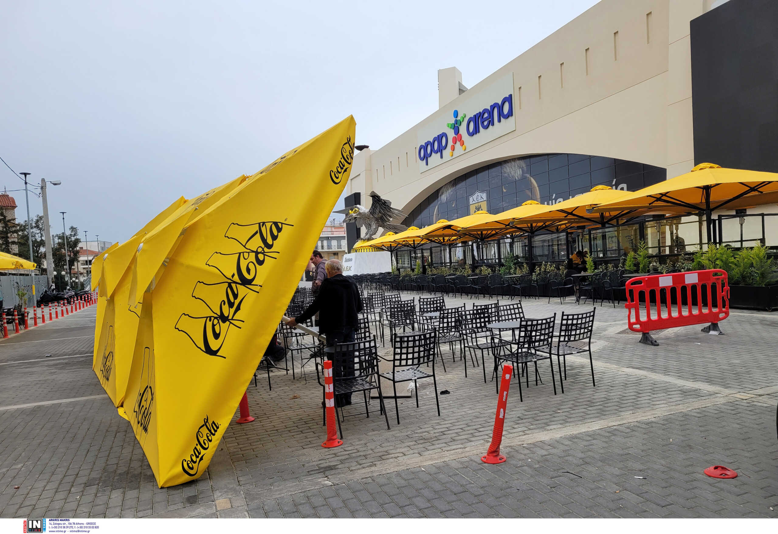 Κακοκαιρία ILINA: Έπεσαν οι ομπρέλες στις καφετέριες έξω από την OPAP Arena