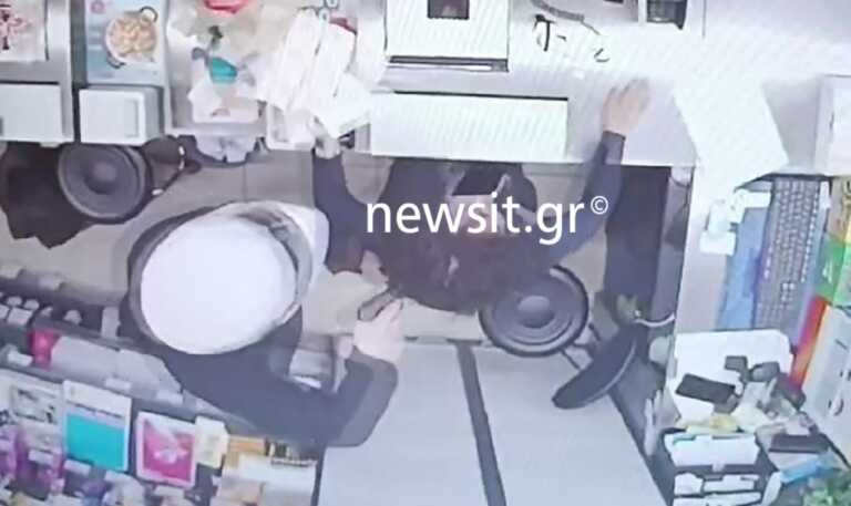 Βίντεο ντοκουμέντο με την απόπειρα ληστείας στο σούπερ μάρκετ στο Παλαιό Φάληρο - «Χτύπησε τη γυναίκα που ήταν στο ταμείο και κρατούσε όπλο»