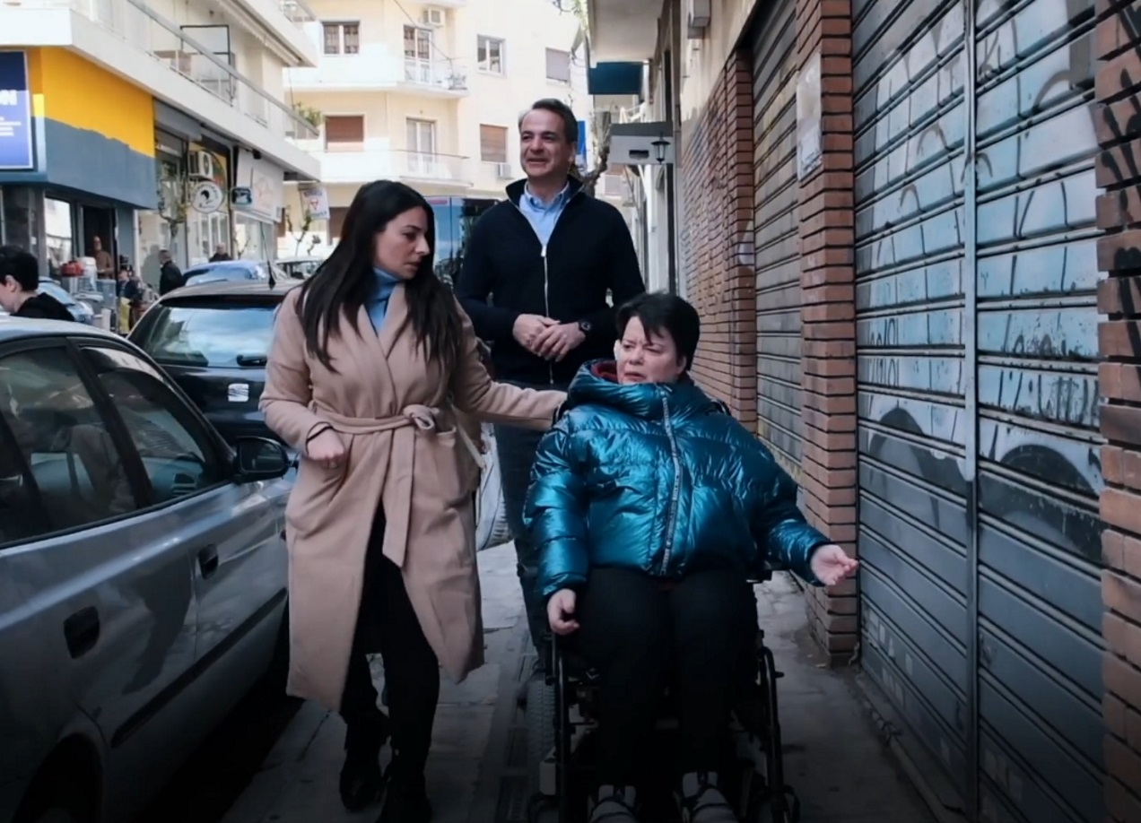 Κυριάκος Μητσοτάκης: Έκανε βόλτα με παραολυμπιονίκη και την προσωπική της βοηθό