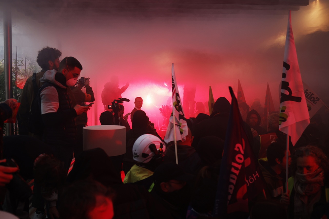 Παρίσι: Διαδηλωτές εισέβαλαν στα γραφεία της Louis Vuitton με σημαίες και καπνογόνα