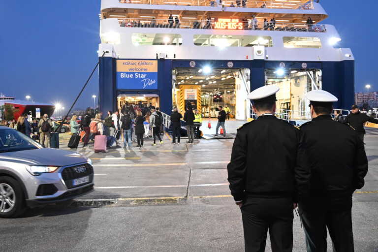 Κορυφώνεται η μεγάλη έξοδος του Πάσχα - Γεμάτα φεύγουν τα πλοία από το λιμάνι του Πειραιά