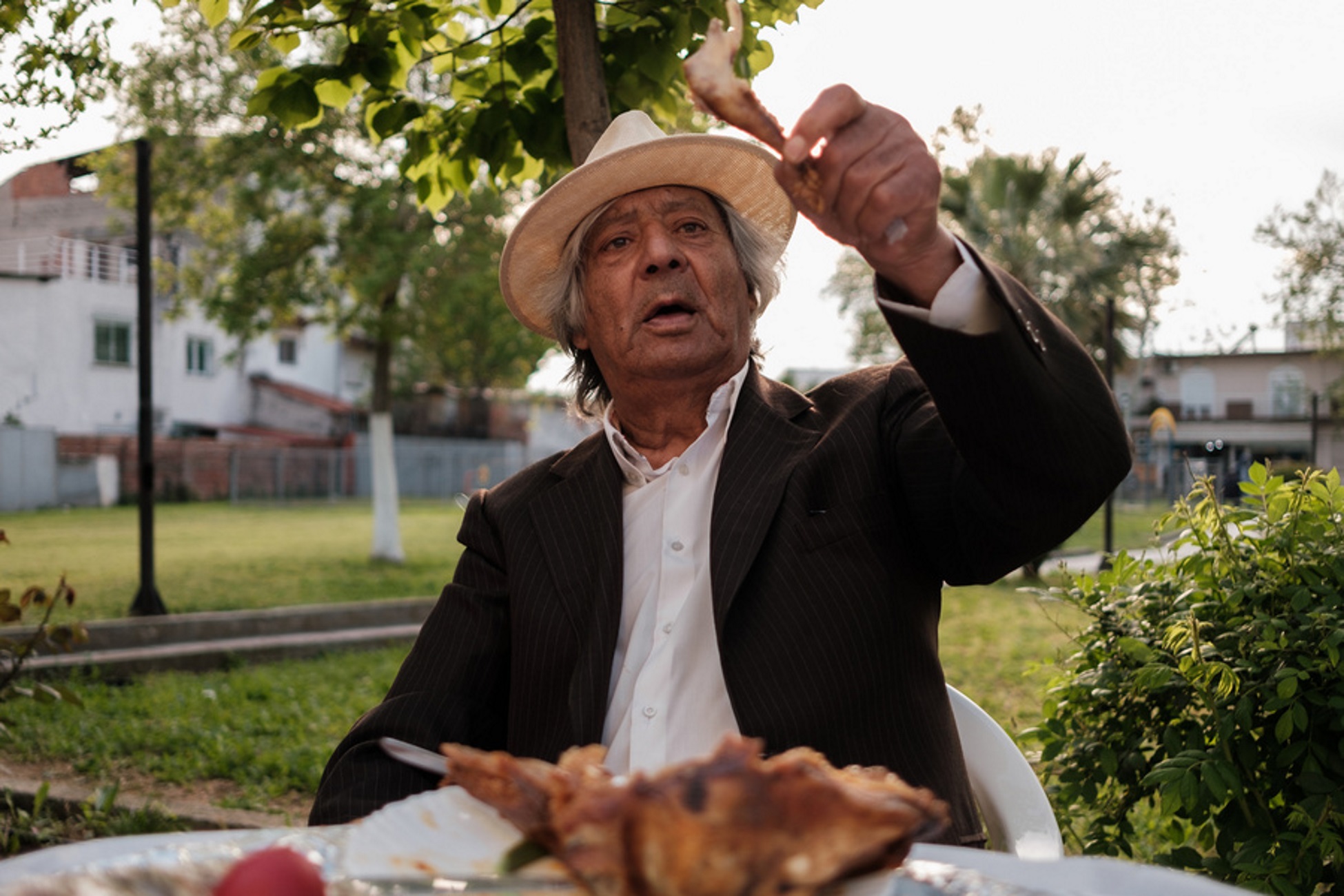Θεσσαλονίκη: Εικόνες από τη γιορτή Ρομά για τον Άγιο Γεώργιο, το έθιμο του          «γιατρού»