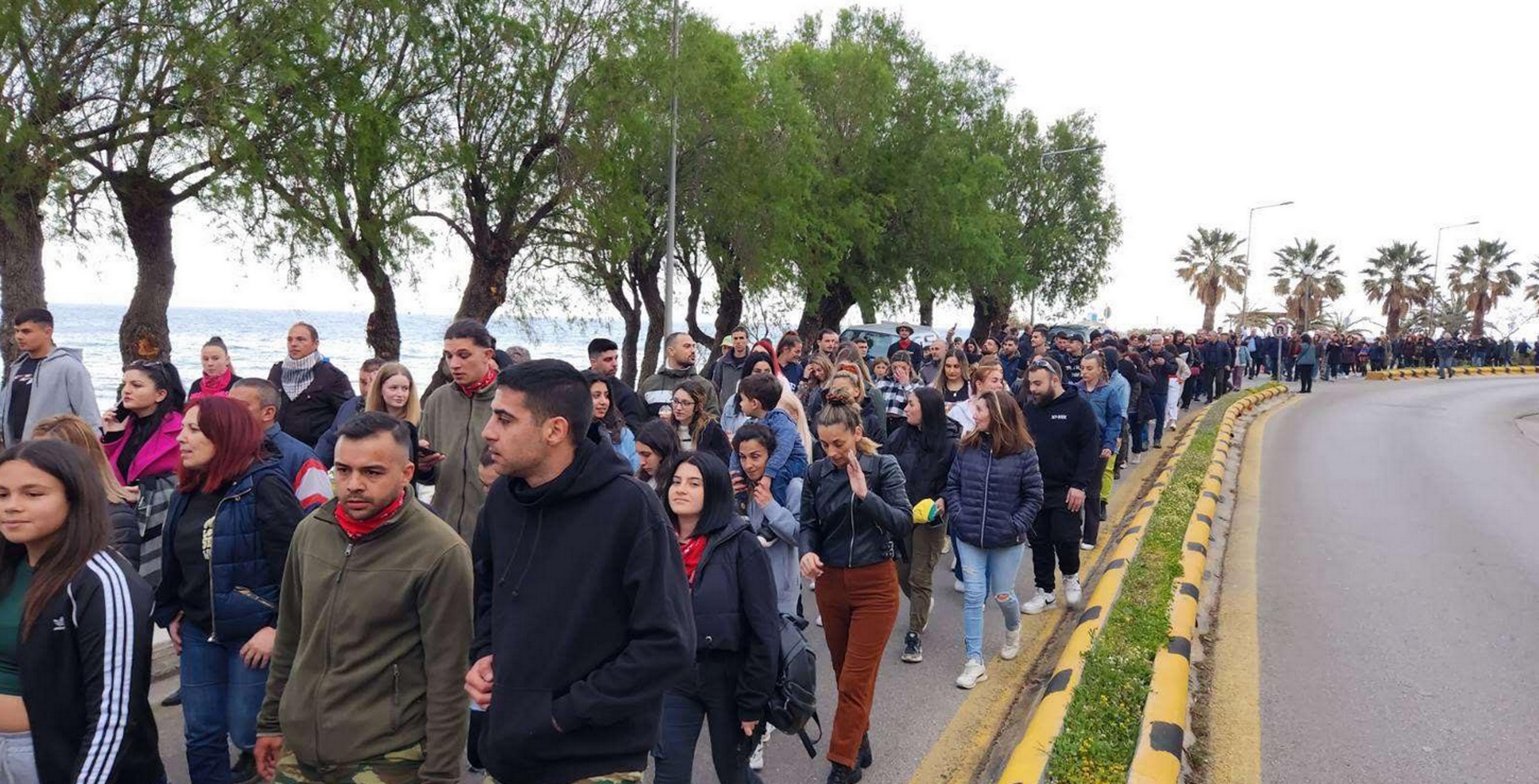 Ρουκετοπόλεμος – Χίος: Παρέλαση με μηνύματα για το εκρηκτικό έθιμο, δείτε βίντεο