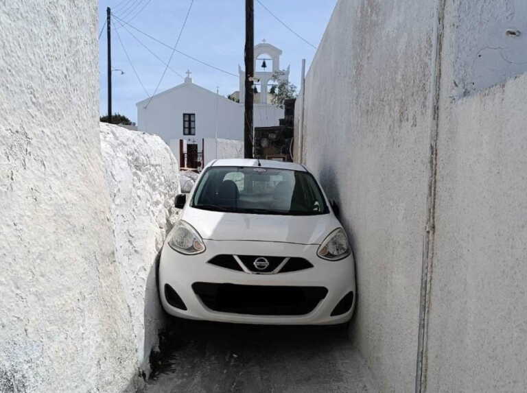 Αυτοκίνητο σφήνωσε σε σοκάκι της Σαντορίνης - Η φωτογραφία που έγινε viral