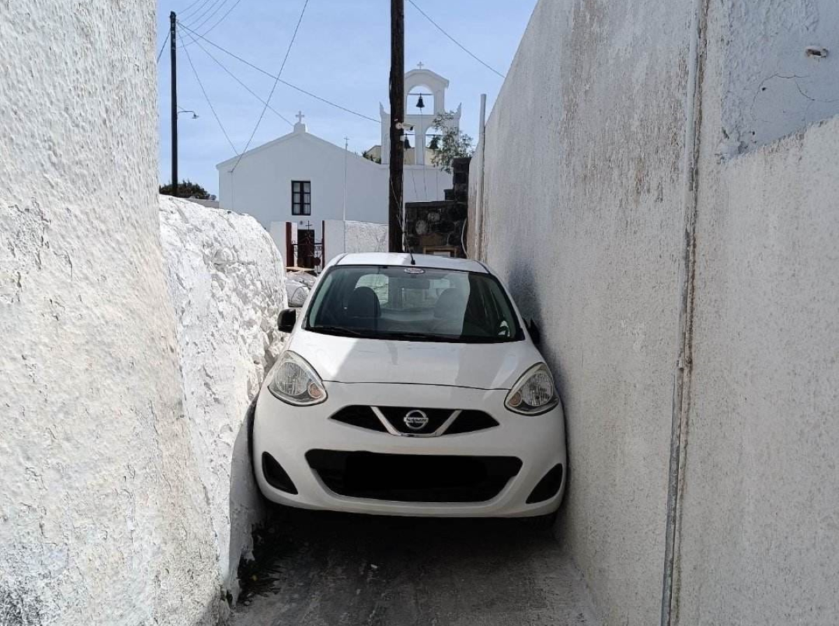 Σαντορίνη: Αυτοκίνητο σφήνωσε σε σοκάκι του νησιού – Η φωτογραφία που έγινε viral