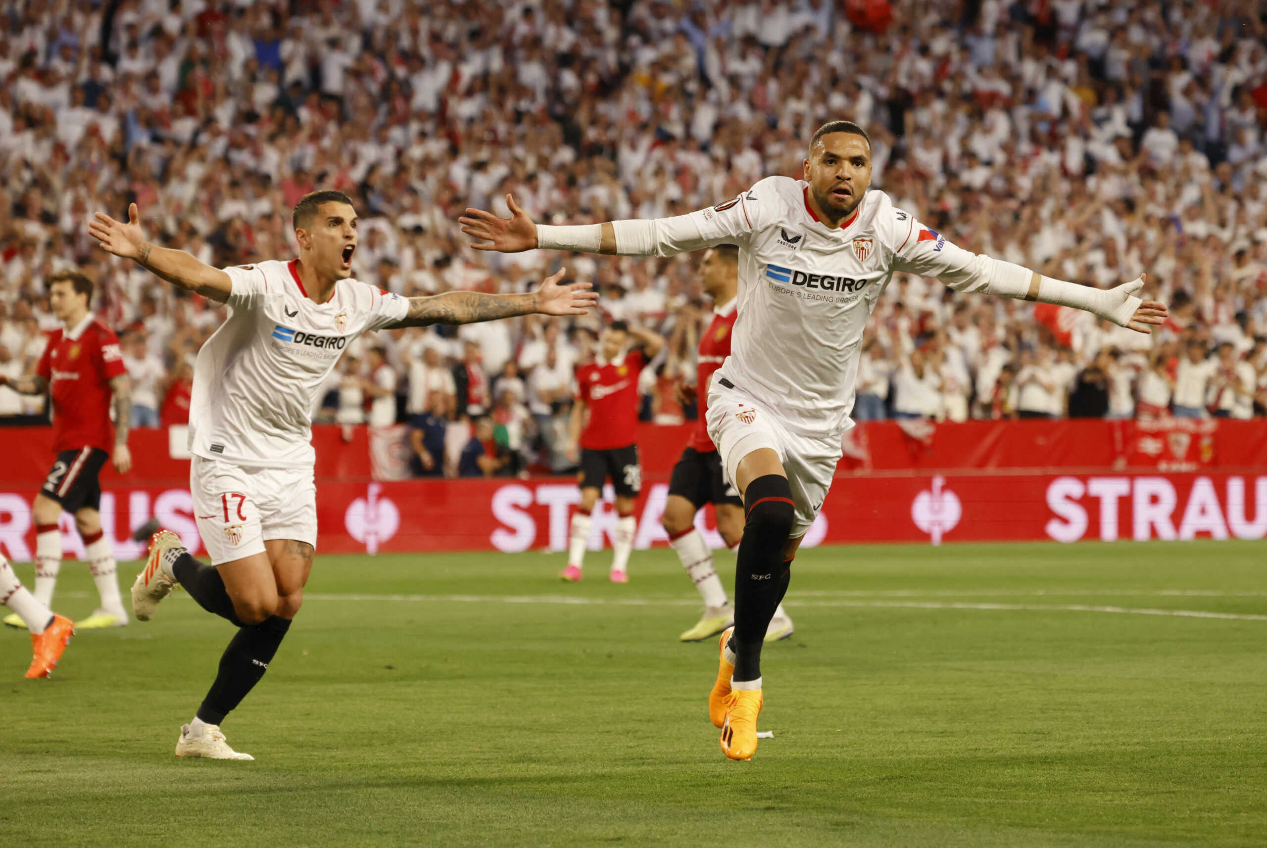 Soccer Football - Europa League - Quarter Final - Second Leg - Sevilla v Manchester United - Ramon Sanchez Pizjuan, Seville, Spain - April 20, 2023 Sevilla's Youssef En-Nesyri celebrates scoring their first goal with Erik Lamela REUTERS