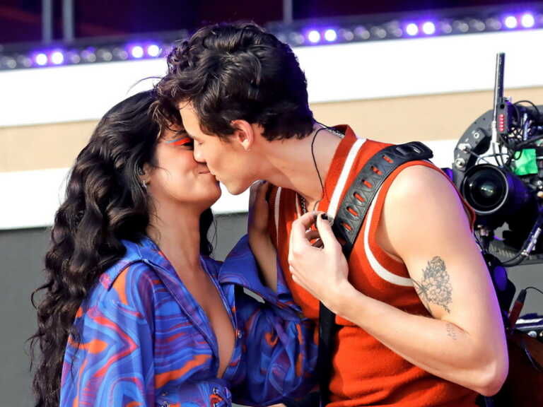 Shawn Mendes και Camila Cabello είναι ξανά μαζί – Η επανένωση και τα φιλιά στην Coachella