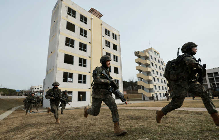 «Παράθυρο» από τη Νότια Κορέα για αποστολή όπλων στην Ουκρανία – Οργισμένη αντίδραση της Ρωσίας