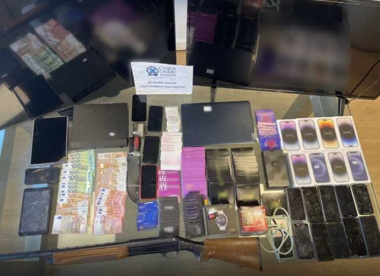 Χάκαραν χρεωστικές κάρτες, αγόραζαν κινητά και τα μεταπωλούσαν σε καταστήματα στις Αχαρνές