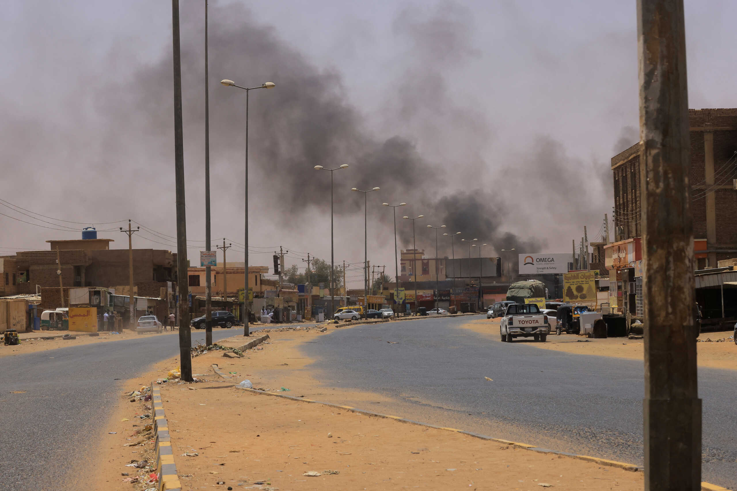 Smoke rises in Omdurman, near Halfaya Bridge, during clashes between the Paramilitary Rapid Support Forces and the army as seen from Khartoum North, Sudan April 15, 2023. REUTERS
