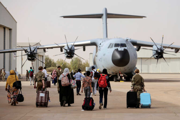 Η Βρετανία απομάκρυνε σχεδόν 900 ανθρώπους από το Σουδάν