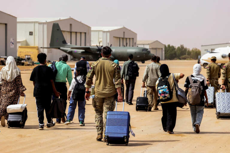 Η Βρετανία απομάκρυνε 1.900 ανθρώπους από το Σουδάν σε έξι μέρες