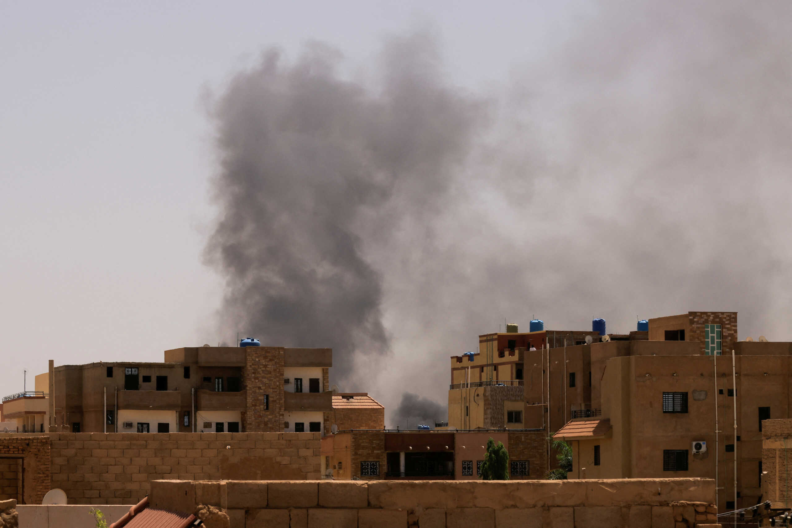 FILE PHOTO: Smoke is seen rise from buildings during clashes between the paramilitary Rapid Support Forces and the army in Khartoum North, Sudan. April 22, 2023. REUTERS