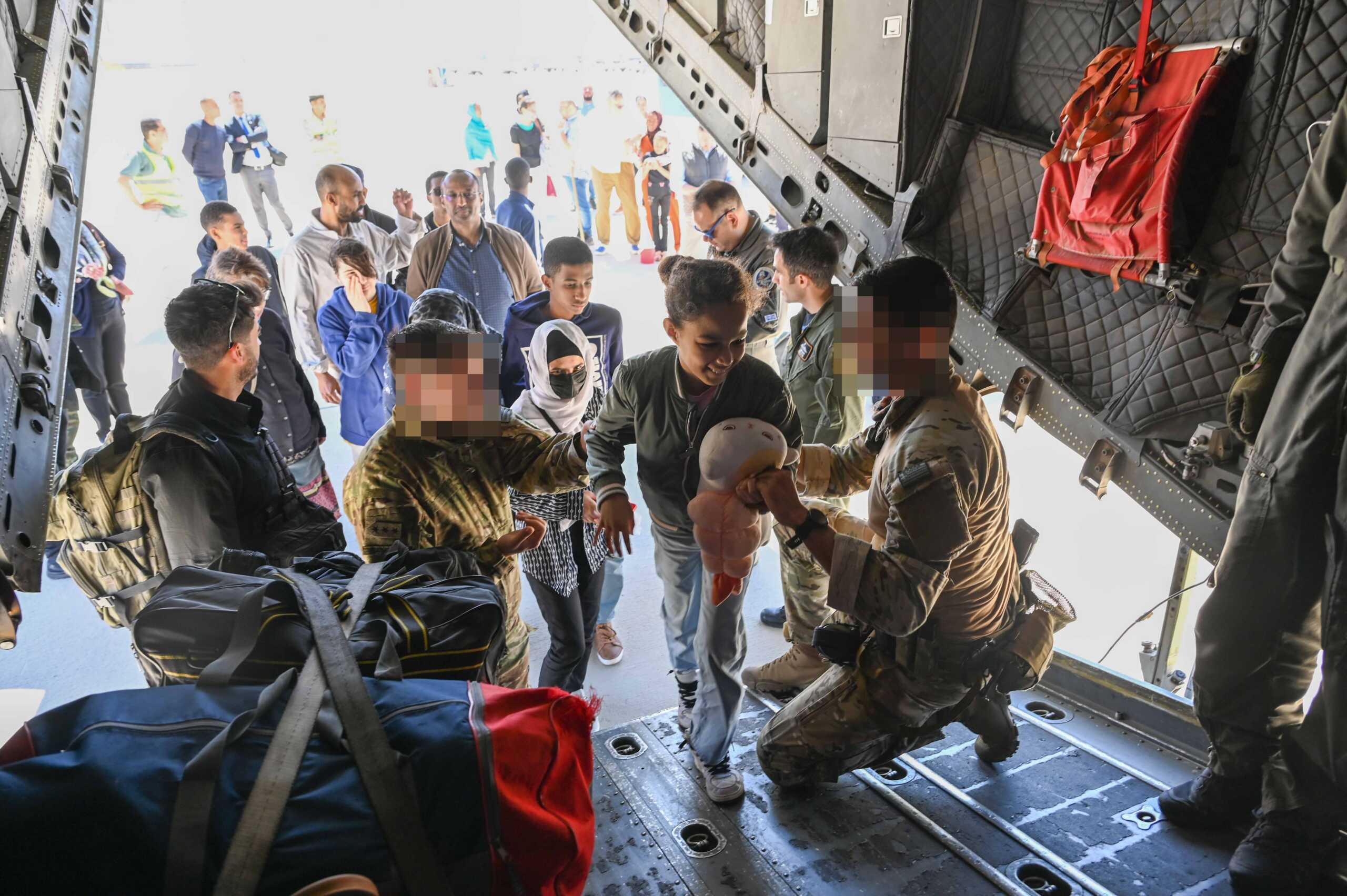 Σουδάν: Με 39 άτομα απογειώθηκε το ελληνικό C-130 από το Χαρτούμ – Οι 20 είναι έλληνες πολίτες