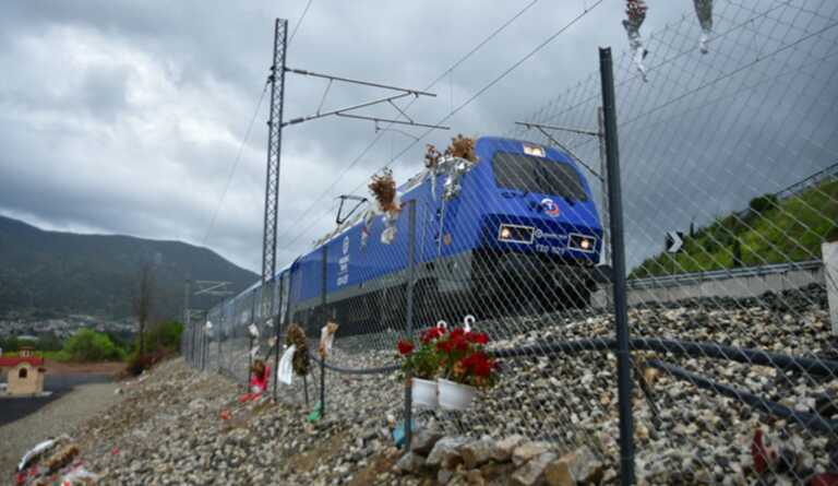 Δείτε τη συγκλονιστική στιγμή που τρένο Intercity περνάει από το σημείο της εθνικής τραγωδίας στα Τέμπη