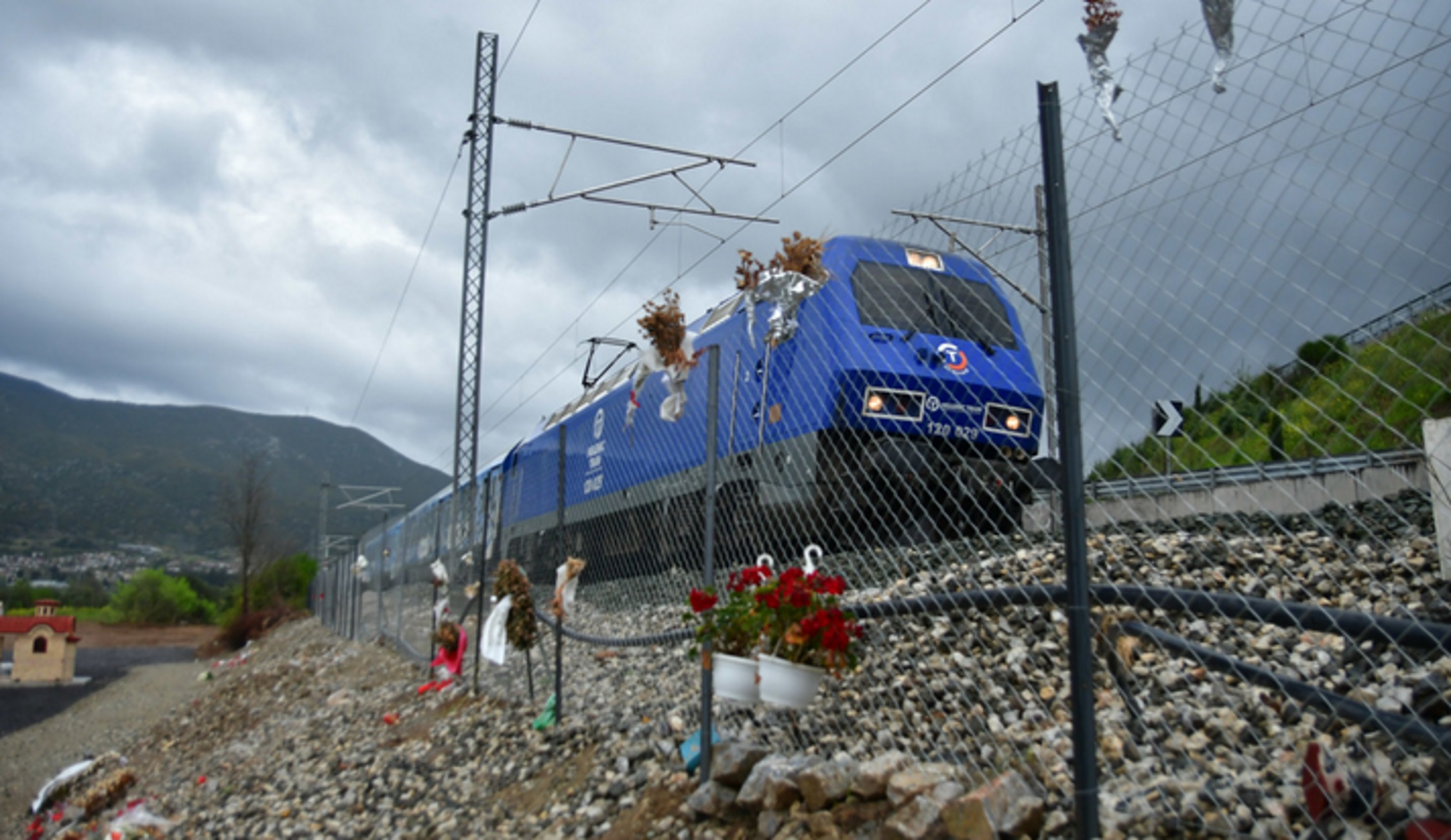 Τέμπη: Η στιγμή που το τρένο Intercity περνάει από το σημείο της εθνικής τραγωδίας, βίντεο