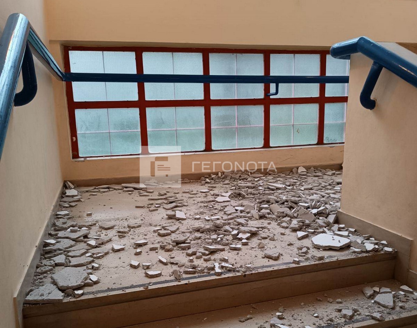 Βόλος: Εικόνες μετά την πτώση σοβάδων σε σχολείο – Κινδύνεψε καθαρίστρια