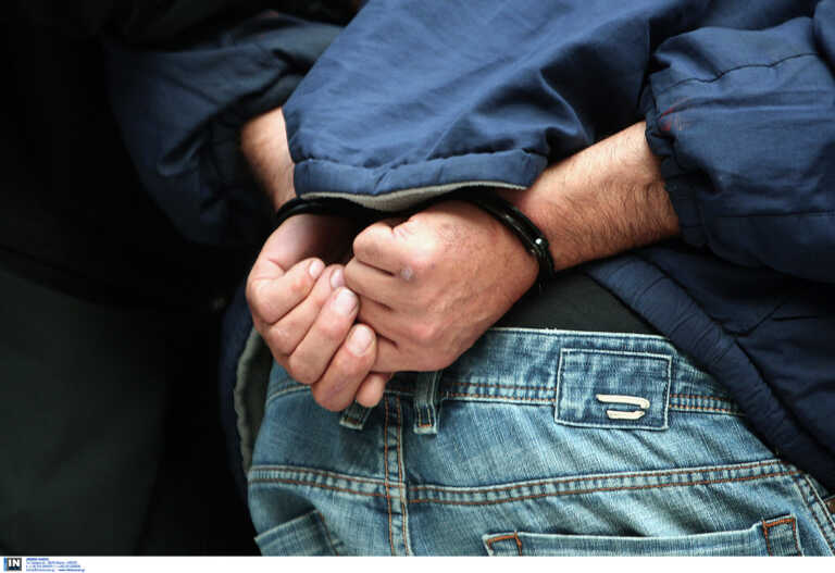Χειροπέδες σε 51χρονο με ένταλμα της Interpol - Η σύλληψη στον έλεγχο διαβατηρίων στο αεροδρόμιο «Μακεδονία»