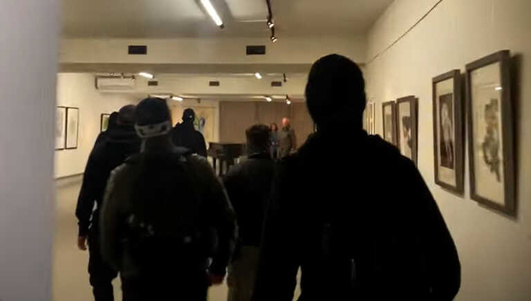 Εισβολή μελών της Χρυσής Αυγής σε έκθεση ζωγραφικής - «Σφράγισαν» την αίθουσα