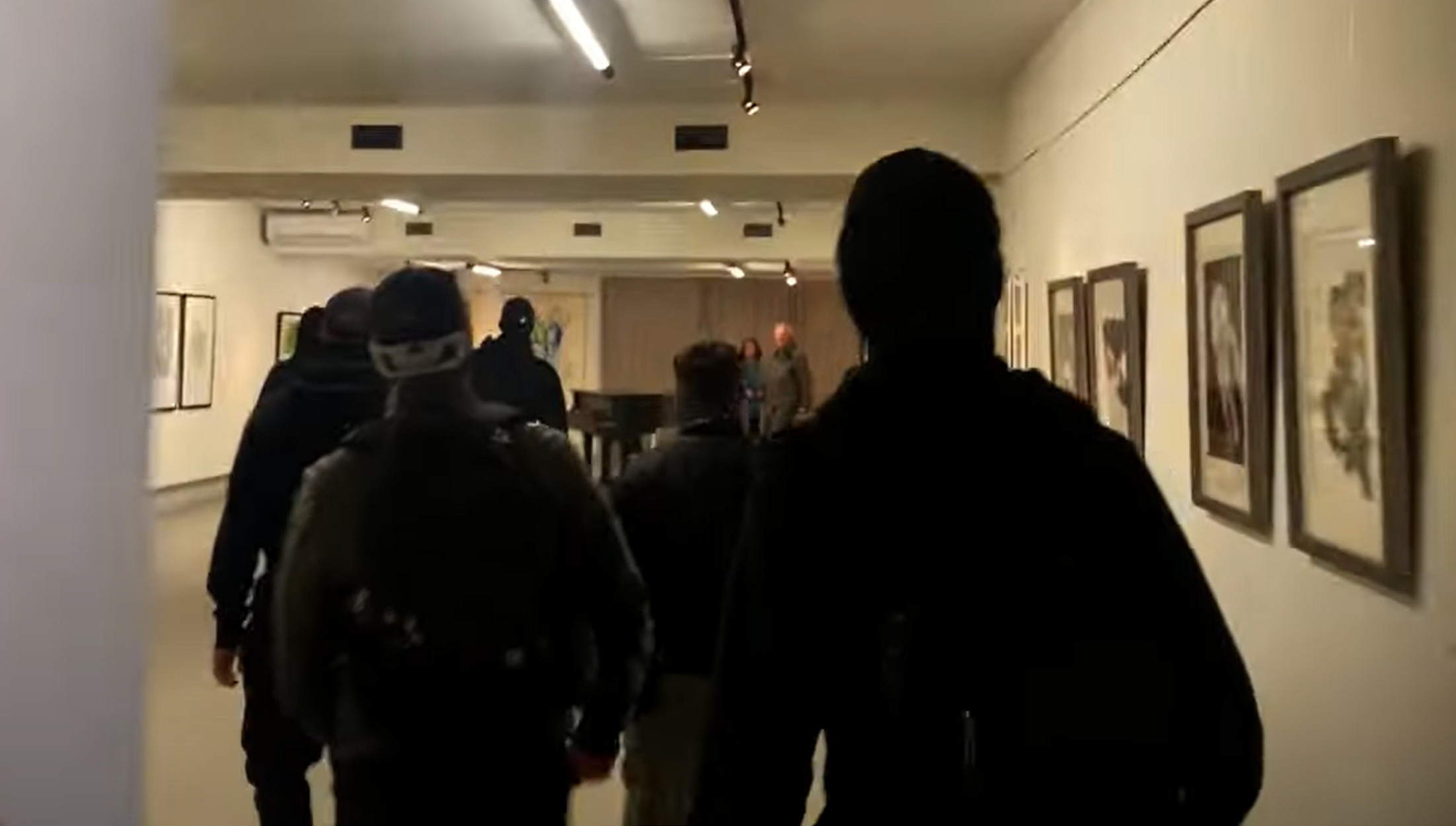 Καλαμαριά: Εισβολή μελών της Χρυσής Αυγής σε έκθεση ζωγραφικής – «Σφράγισαν» την αίθουσα
