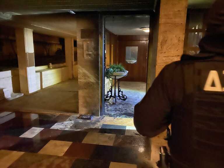 Έβαλαν φωτιά στην είσοδο πολυκατοικίας στην Πεύκη όπου διαμένει δημοσιογράφος