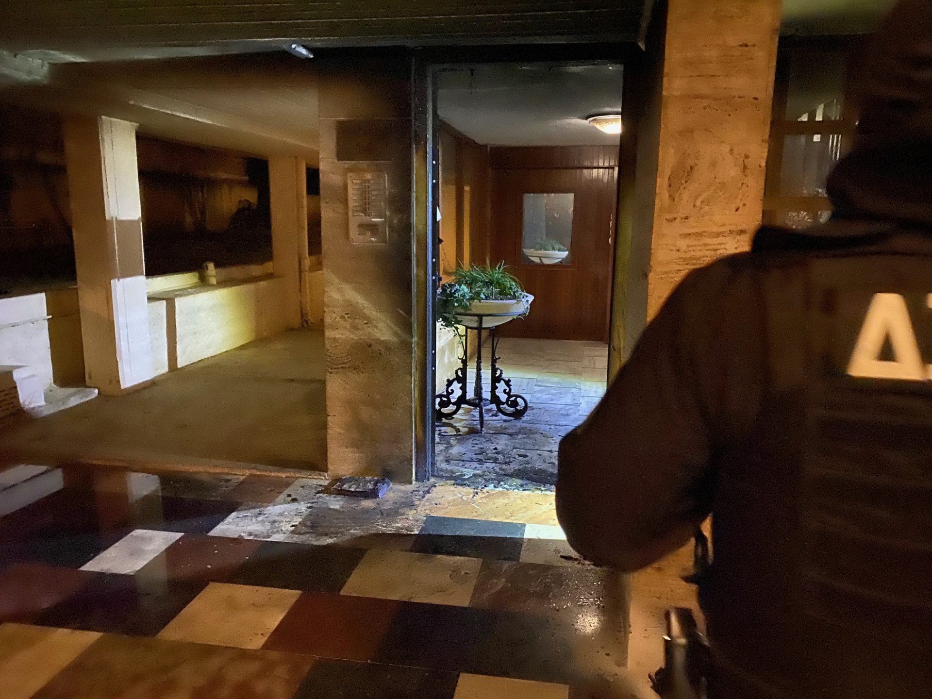 Πεύκη: Έβαλαν φωτιά στην είσοδο πολυκατοικίας όπου διαμένει δημοσιογράφος