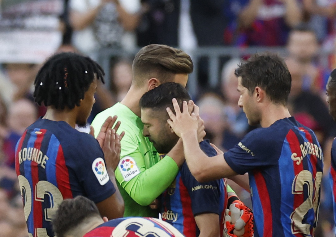 Soccer Football - LaLiga - FC Barcelona v RCD Mallorca - Camp Nou, Barcelona, Spain - May 28, 2023 FC Barcelona's Jordi Alba with teammates as he is substituted during his last match for FC Barcelona at Camp Nou REUTERS