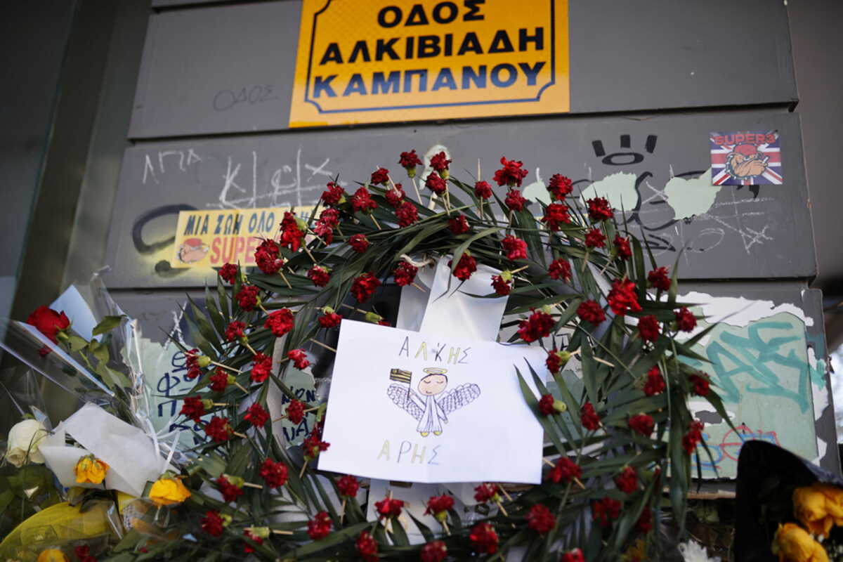 Στεφάνι και λουλούδια στο σημείο όπου δολοφονήθηκε ο 19χρονος Άλκης Καμπανός τα ξημερώματα της 31ης Ιανουαρίου 2022, κατά τη διάρκεια σιωπηλής διαμαρτυρίας φοιτητικών και μαθητικών συλλόγων, Θεσσαλονίκη, Παρασκευή 11 Φεβρουαρίου 2022. ΑΠΕ-ΜΠΕ