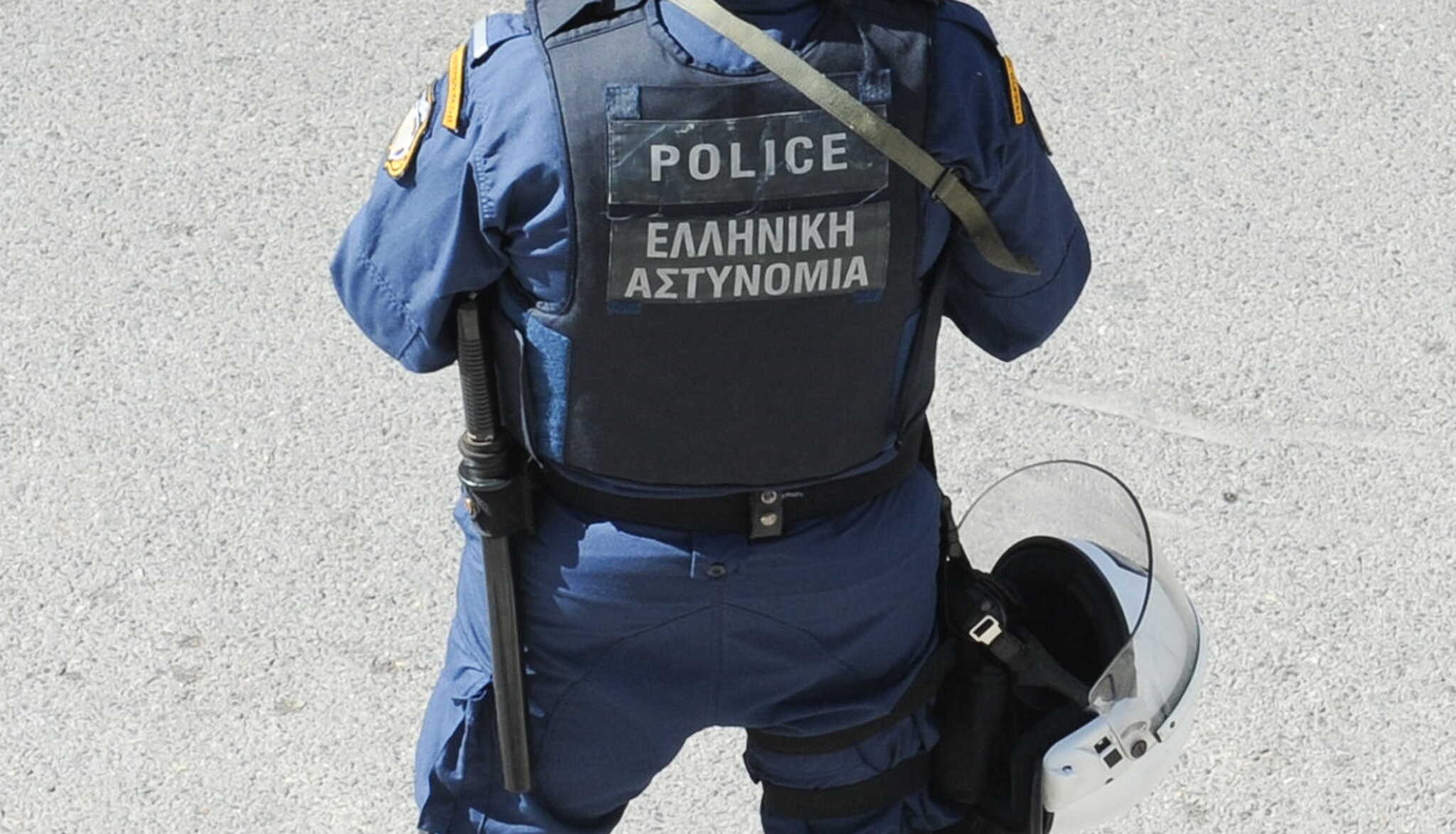 Ζάκυνθος: «Το μωρό έκαιγε» – Ο αστυνομικός περιγράφει πως έσωσε το μωρό μέσα από το αυτοκίνητο