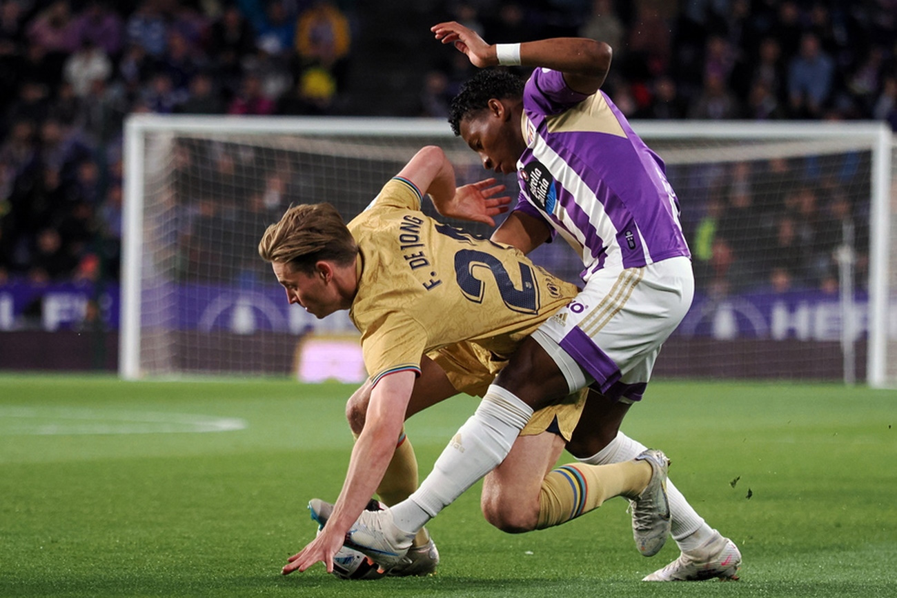 epa10648905 Barcelona's Frenkie de Jong (L) in action against Valladolid's Gonzalo Plata (R) during the Spanish Laliga soccer match between Real Valladolid and FC Barcelona in Valladolid, Spain, 23 May 2023.  EPA