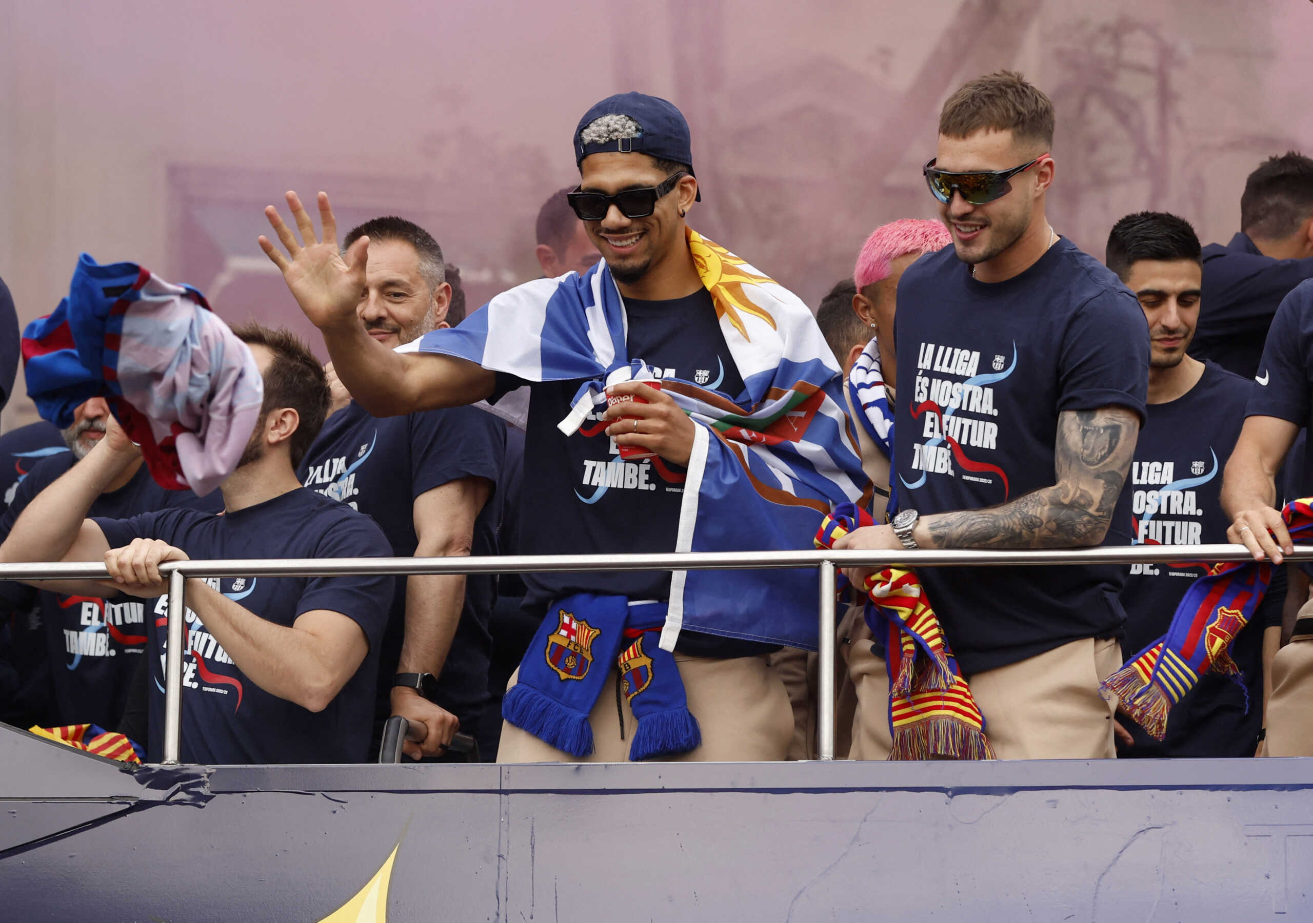 Soccer Football - FC Barcelona victory parade after winning  LaLiga - Barcelona, Spain - May 15, 2023 FC Barcelona's Ronald Araujo and teammates celebrate with fans after winning LaLiga REUTERS