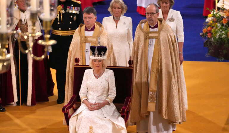 Η «μισητή» Καμίλα Πάρκερ Μπόουλς στέφθηκε Βασίλισσα της Βρετανίας - Το «τρίτο πρόσωπο» και η Νταϊάνα