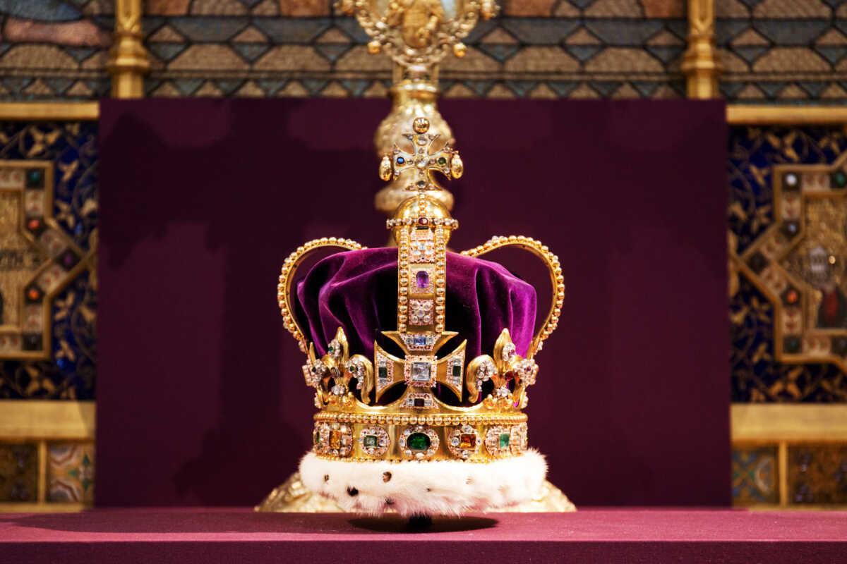 FILE PHOTO-St Edward's Crown, which hasn't been outside the Tower of London for 60 years, is displayed during a service celebrating the 60th anniversary of Queen Elizabeth's coronation at Westminster Abbey in London June 4, 2013. REUTERS