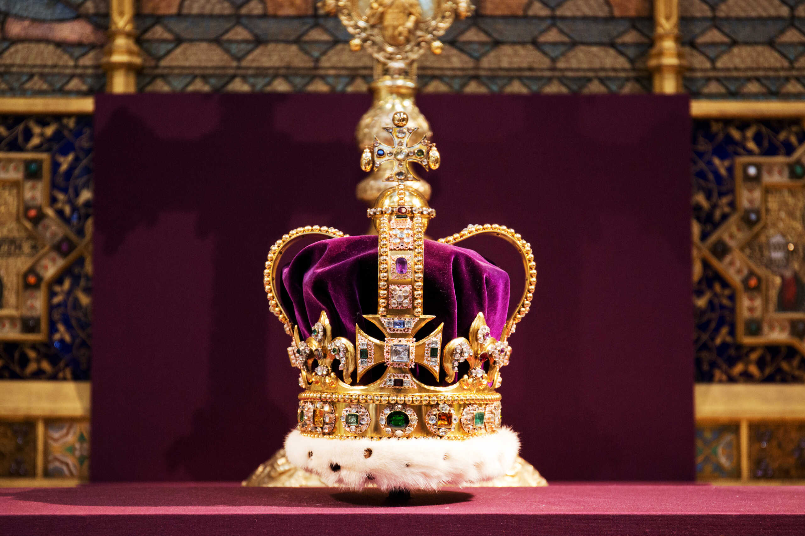 FILE PHOTO-St Edward's Crown, which hasn't been outside the Tower of London for 60 years, is displayed during a service celebrating the 60th anniversary of Queen Elizabeth's coronation at Westminster Abbey in London June 4, 2013. REUTERS