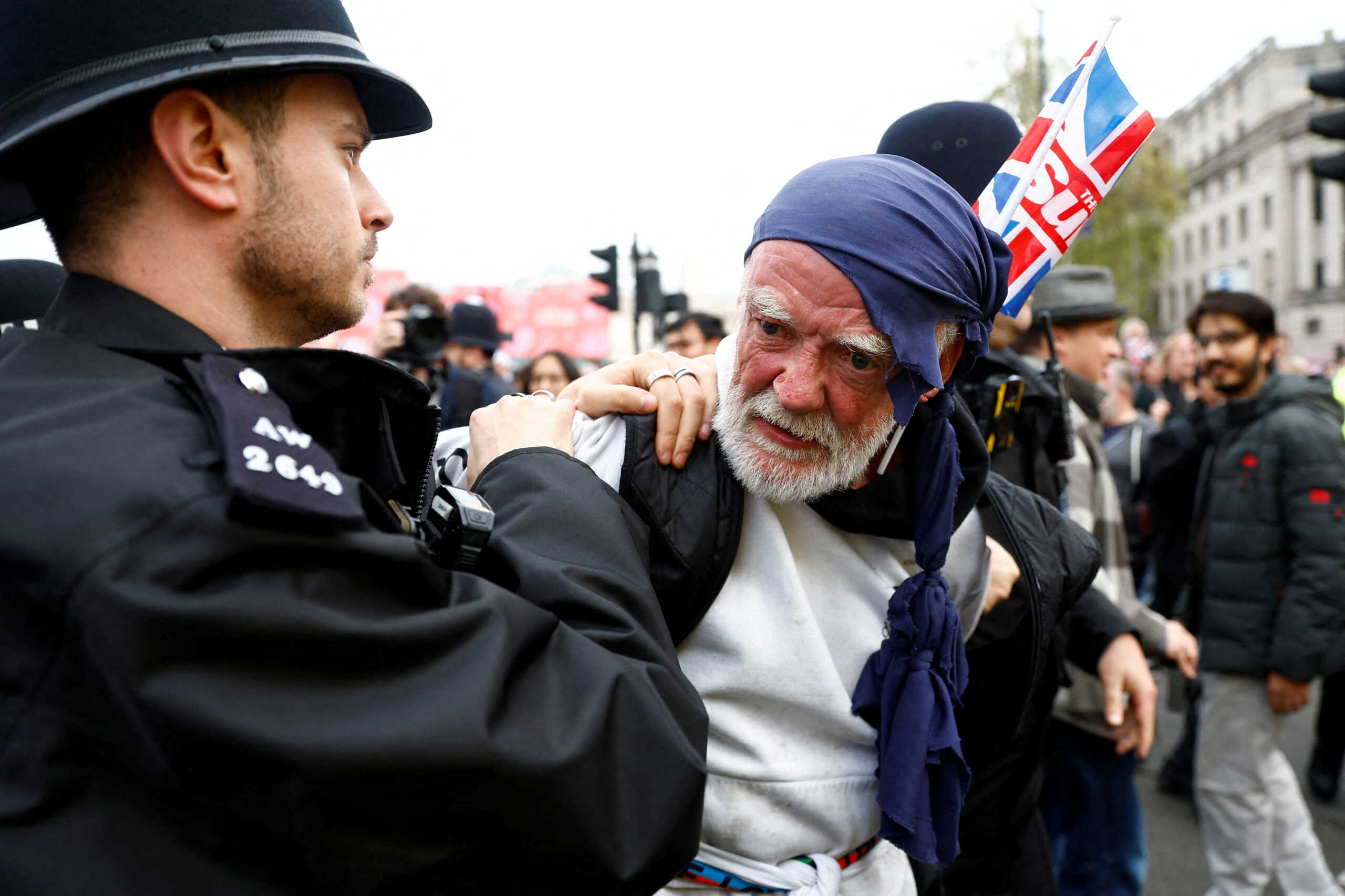 Βασιλιάς Κάρολος: Κράτησαν 16 ώρες στη φυλακή τους συλληφθέντες της αντιμοναρχικής διαδήλωσης στη διάρκεια της στέψης