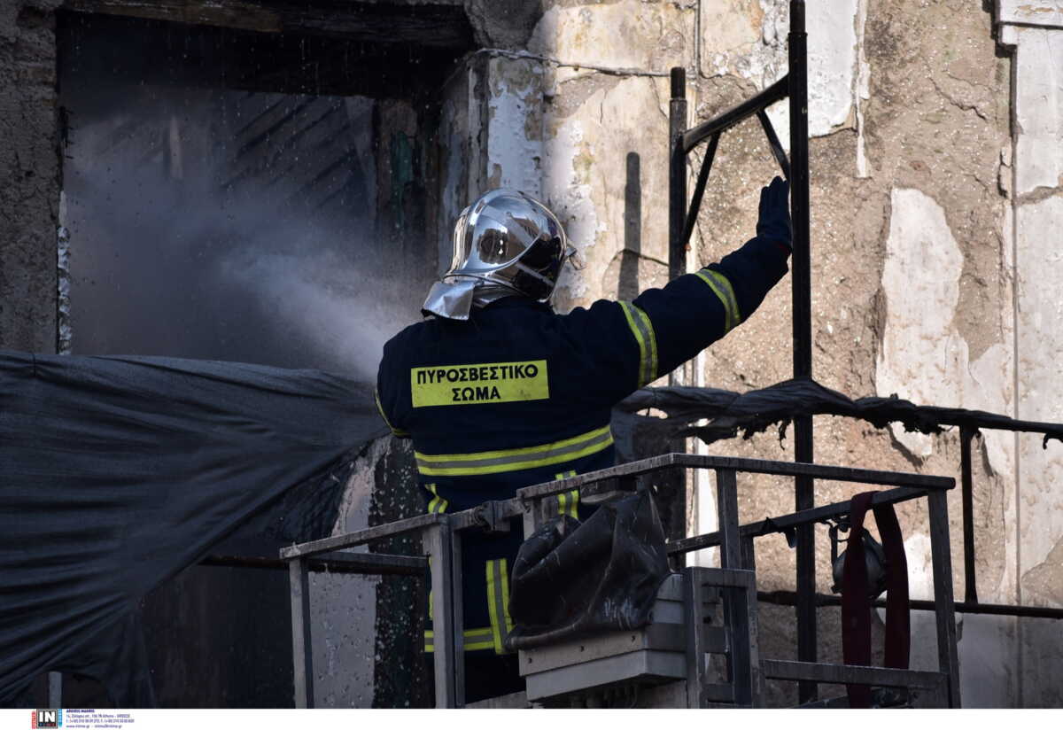 Φωτιά σε διαμέρισμα στο Γουδί – Απεγκλωβίστηκε ηλικιωμένη με εγκαύματα και αναπνευστικά προβλήματα