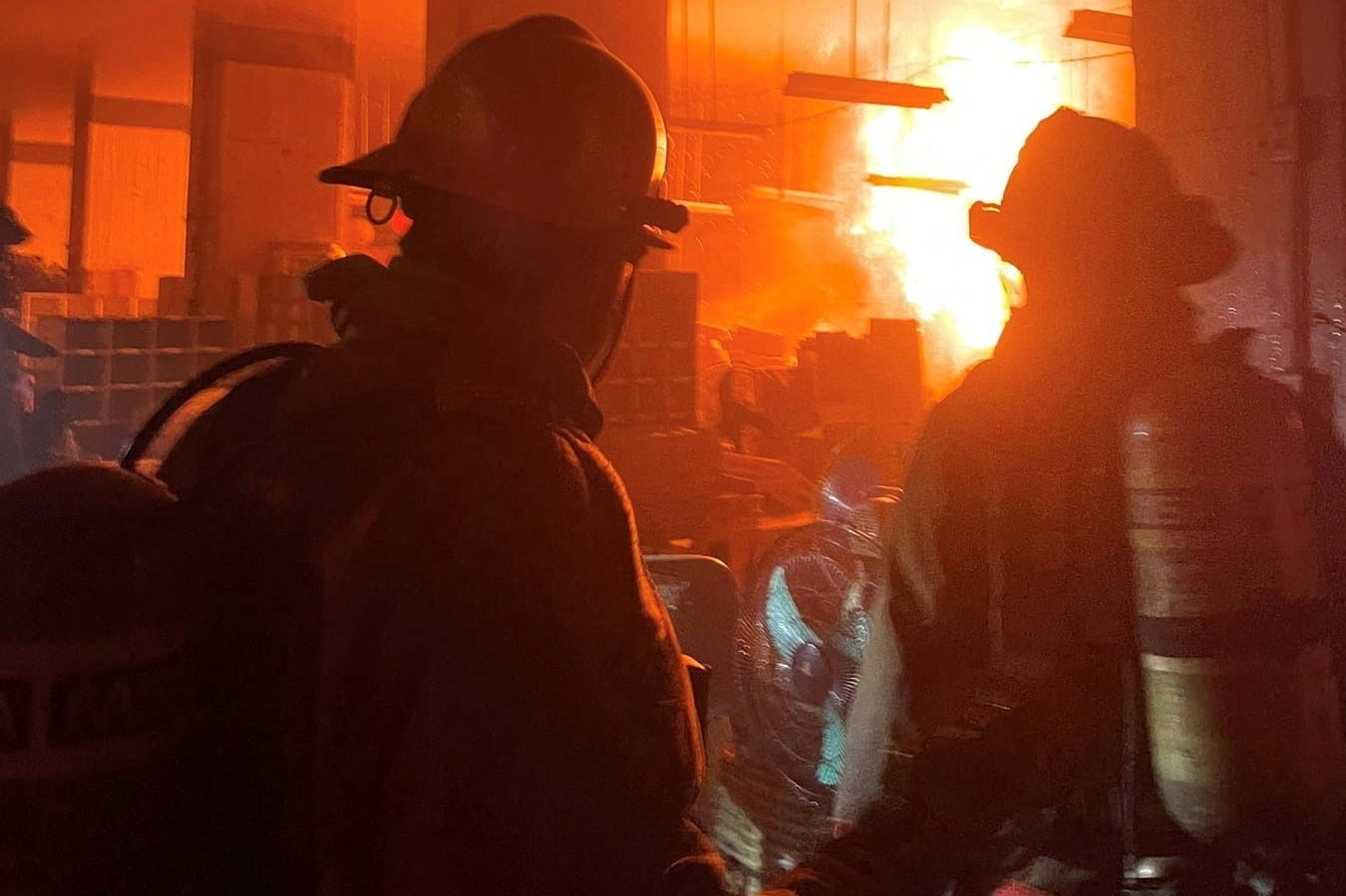 Ρωσία: Πύρινη κόλαση από φωτιά σε αποθήκη χαρτιού κοντά στη Μόσχα – Τουλάχιστον 3 νεκροί