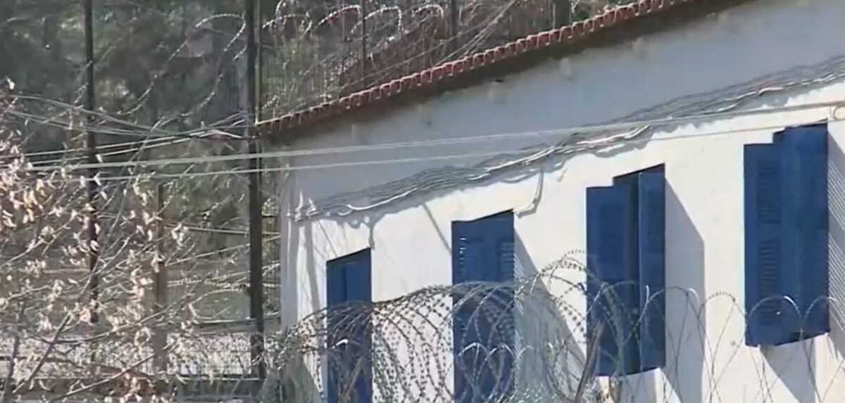 Φυλακές Κασσαβέτειας: «Με βίαζαν ομαδικά για δεκαπέντε μέρες» – Η μητέρα του 17χρονου ξεσπά στο Live News