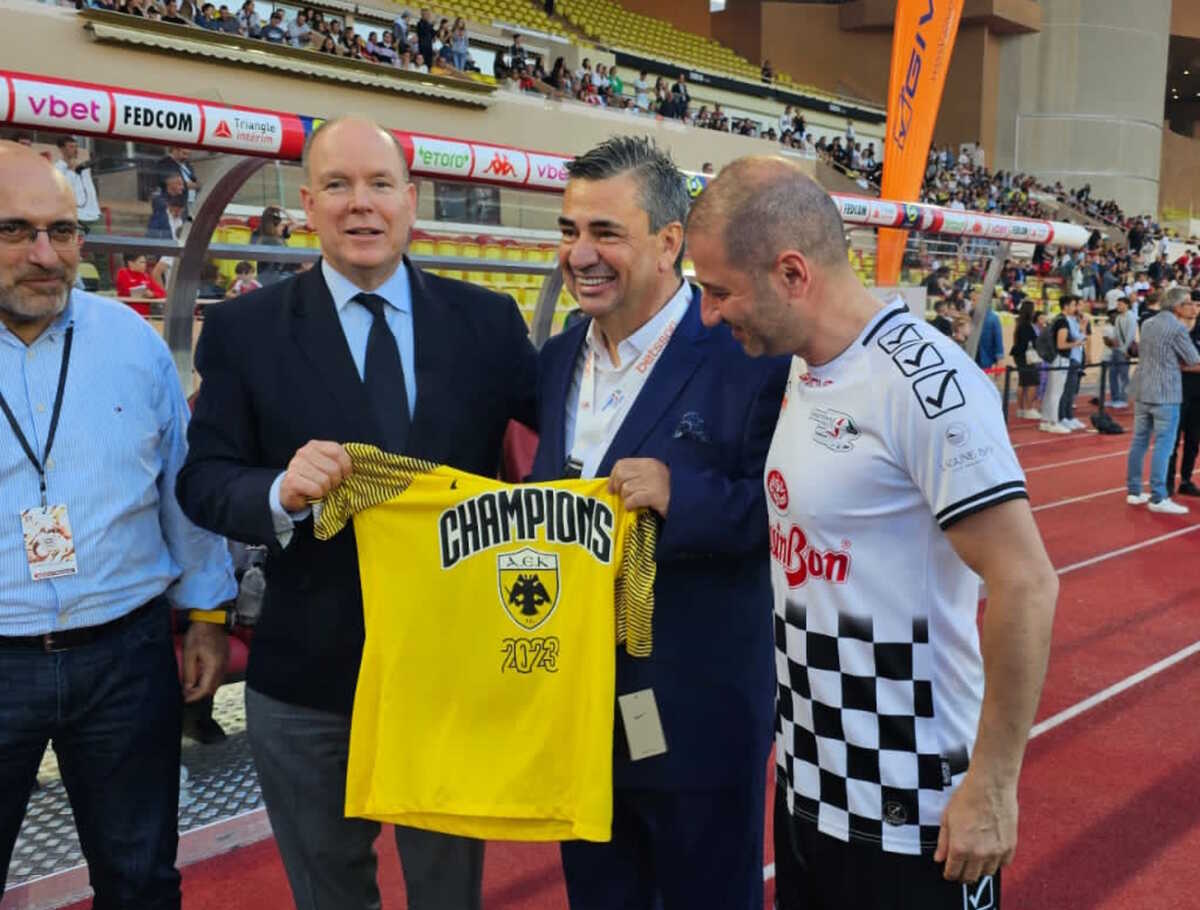 ΑΕΚ: Ο Γιώργος Μελισσανίδης έδωσε το πρωταθληματικό μπλουζάκι της Ένωσης στο πρίγκιπα Αλβέρτο