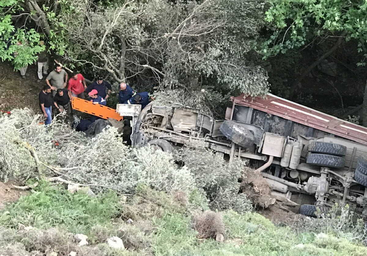 Κρήτη: Χειρουργείται ο οδηγός του φορτηγού που έπεσε σε γκρεμό – Έχασε το μάτι του ο συνοδηγός