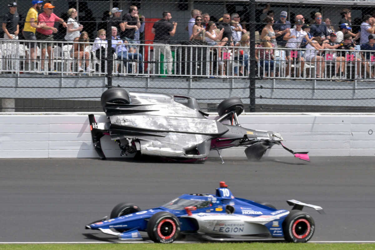 Τροχός έφυγε από μονοθέσιο στον Indianapolis 500 και πέρασε πάω από κατάμεστη εξέδρα