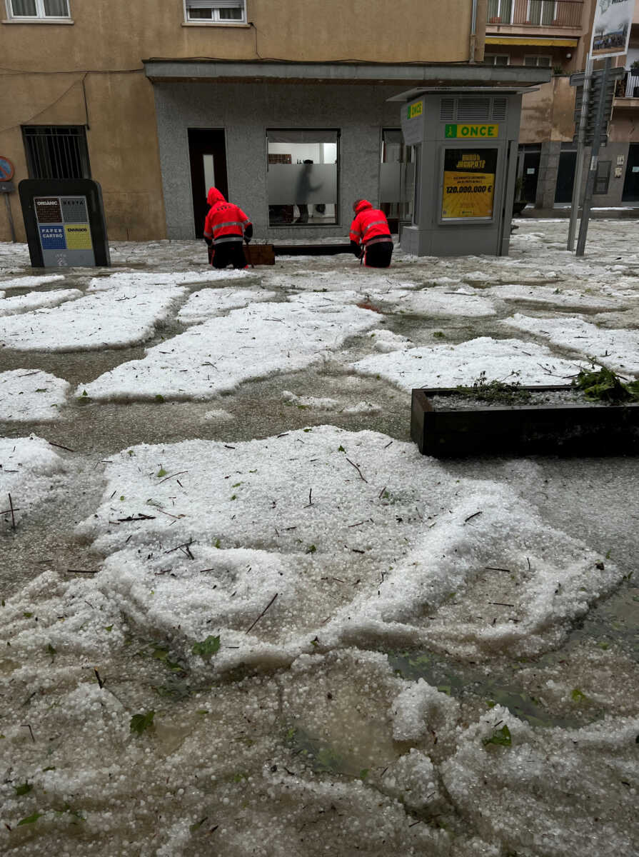 Ισπανία: Κατακλυσμιαίες βροχές σαρώνουν τη χώρα – Οι απίστευτες εικόνες χειμάρρου που παρασέρνει διερχόμενο όχημα