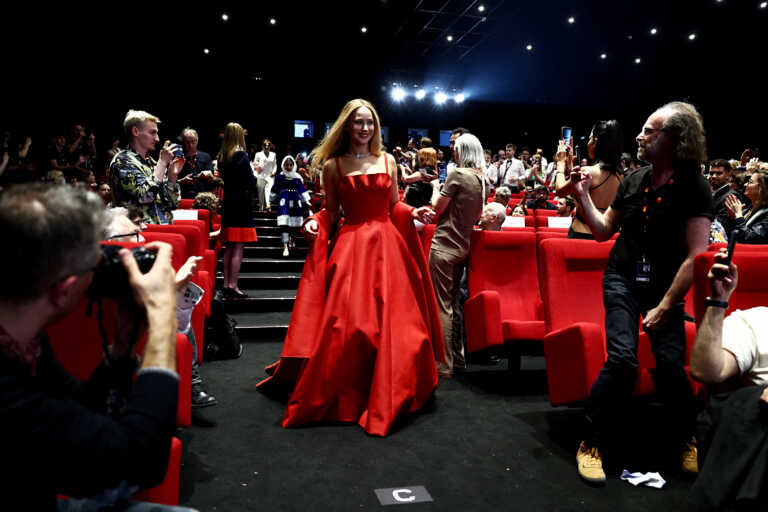 Φεστιβάλ Καννών: Bread and Roses, το ντοκιμαντέρ της Jennifer Lawrence για τις γυναίκες του Αφγανστάν