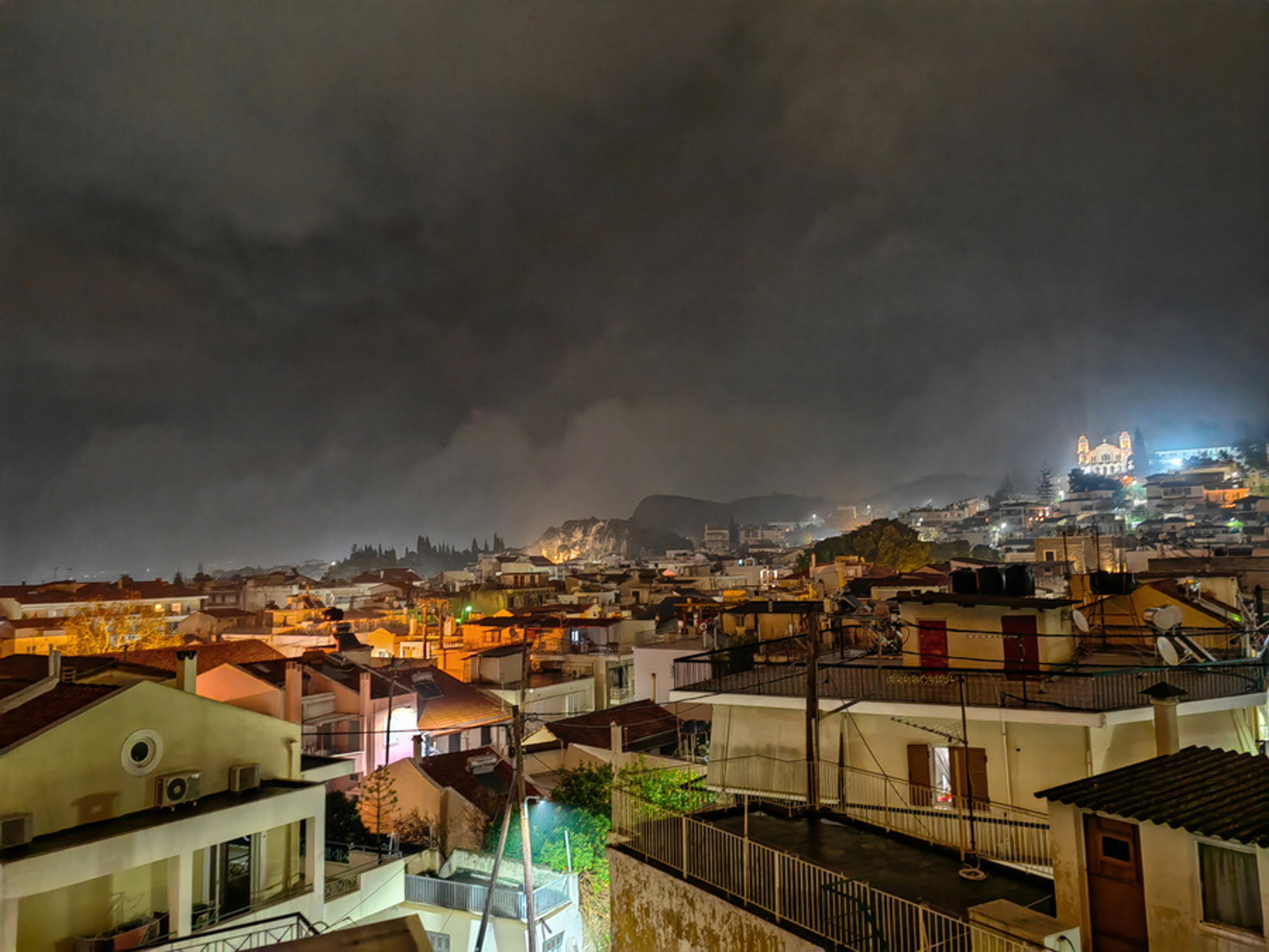 Φωτογραφία που δόθηκε σήμερα στη δημοσιότητα και εικονίζει στιγμιότυπο από τη νυχτερινή καταιγίδα που έπληξε την Τετάρτη 25 Ιανουαρίου 2023 το Ναύπλιο. Πέμπτη 26  Ιανουαρίου ΑΠΕ-ΜΠΕ