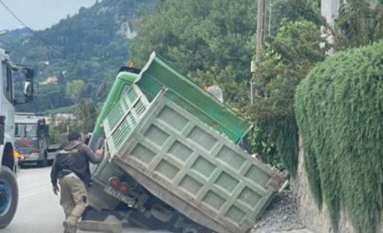 «Άνοιξε» η γη στην Κέρκυρα και κατάπιε μισό φορτηγό - Φωτογραφίες από το σημείο της καθίζησης