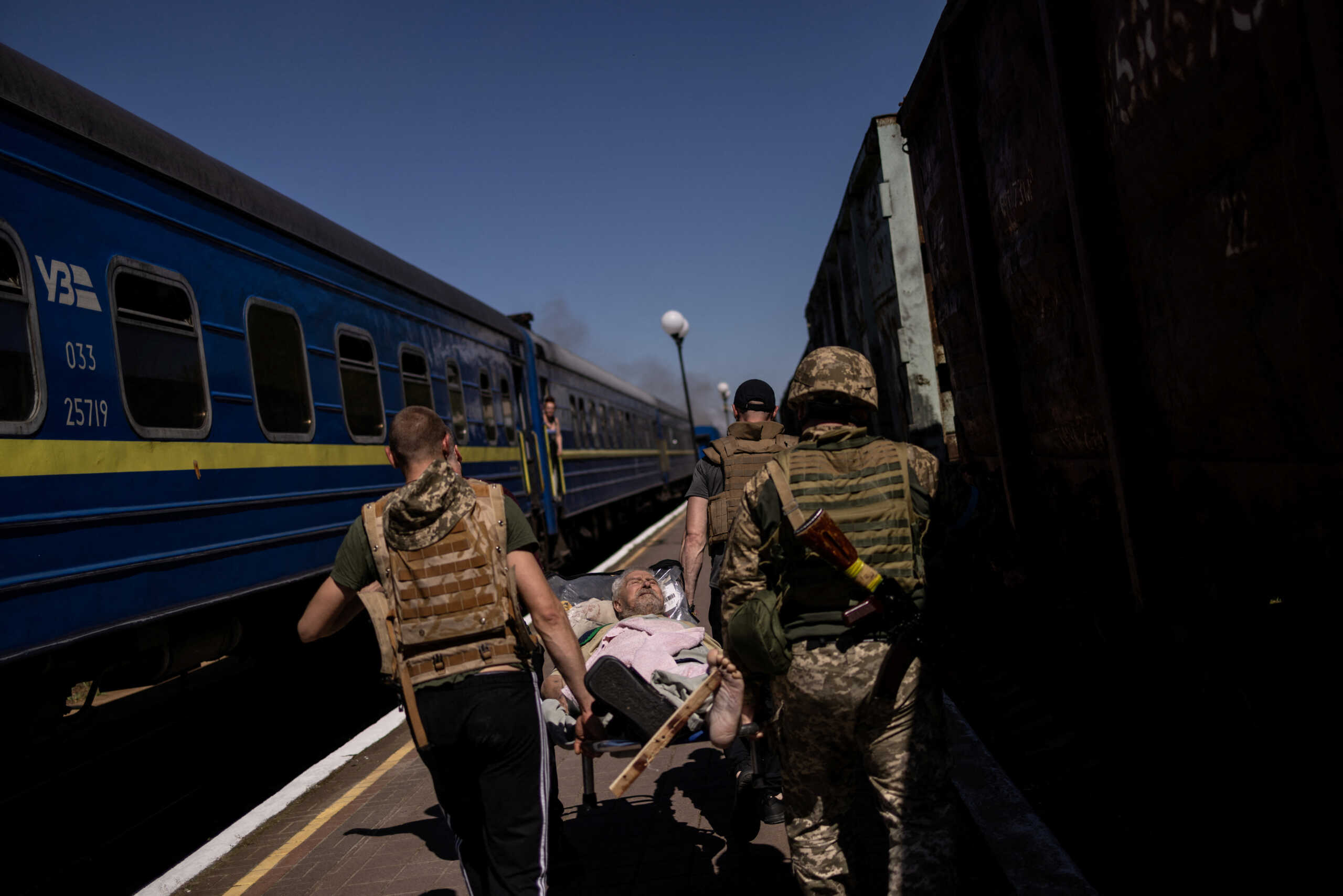 Χερσώνα: Τουλάχιστον 8 άμαχοι νεκροί από ρωσικές επιθέσεις – Χτυπήθηκαν σούπερ μάρκετ και σταθμός τρένου