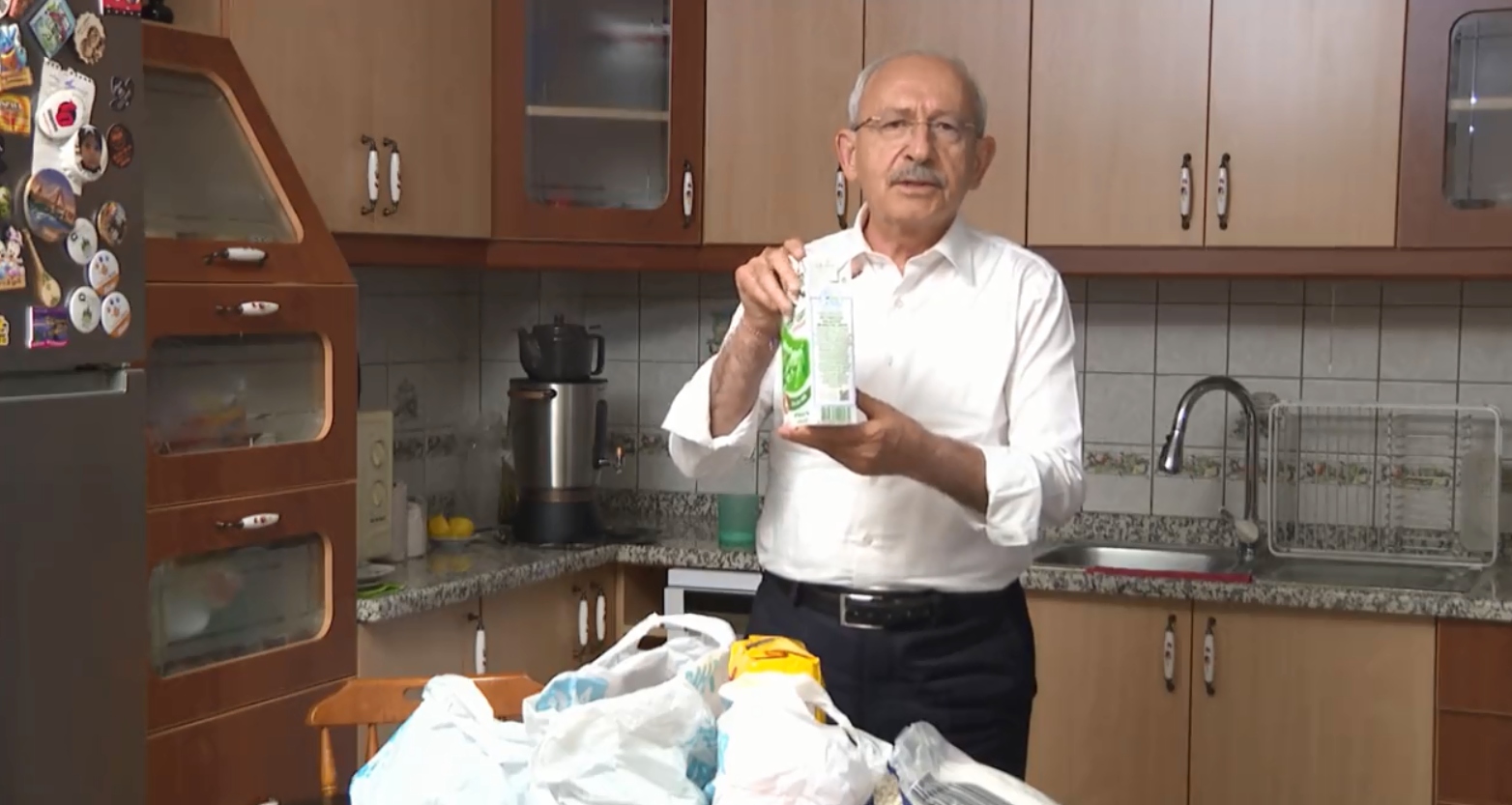 Εκλογές στην Τουρκία: Ο Κιλιτσντάρογλου έκανε τα ψώνια του και τα «έσουρε» στον Ερντογάν